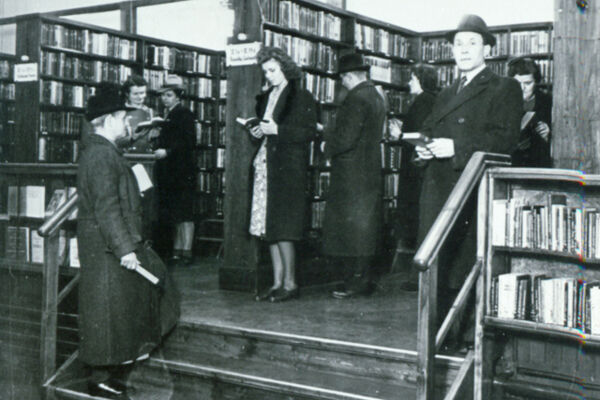 Menschen in der Bücherhalle Kohlhöfen um 1950
