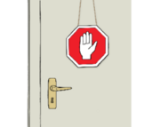 Geschlossene Tür mit einem roten "Zutritt verboten"-Schild