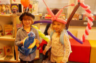 Zwei Kinder mit Luftballon-Kunst
