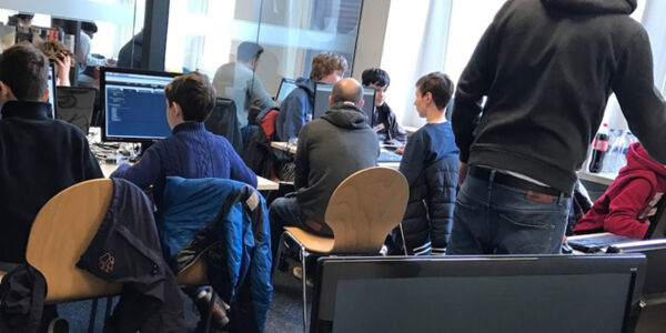Jugendliche sitzen vor Computern