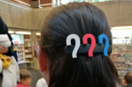 Haarspange mit drei Fragezeichen