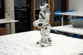 Roboter NAO im Gruppenraum der Bücherhalle Bergedorf