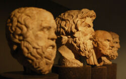 Vier Statuen von Philosophen