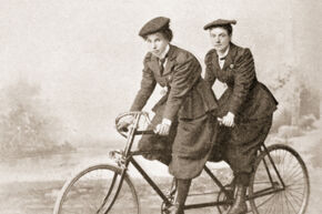 Gertrude Rodda (links) und Frieda Rinne vom Damen-Radfahr-Verein Wanderlust Hamburg St. Georg um 1898