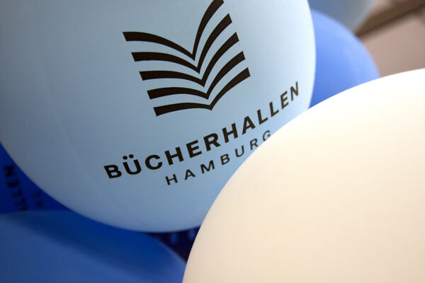 Luftballons mit Bücherhhallen-Aufdruck