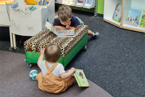 Lesende Kinder in der Bücherhalle Kirchdorf