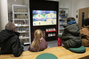 Konsolenspiele spielen in der Bücherhalle