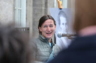 Bücherhallendirektorin Frauke Untiedt bei der Stolperstein-Einwihung für Hedda Guradze