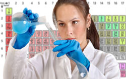 Eine Frau im Labor mit einem Reagenzglas und einem Kolben