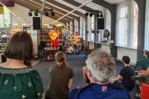 Musik-Band "Zwischen Häuten" in der Bücherhalle Kirchdorf