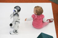 Roboter Nao und Kleinkind